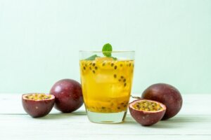 fresh-iced-passion-fruit-juice_1339-38446-300x200 Passionfruit Juice 101 : Recipes, Benefits, and More